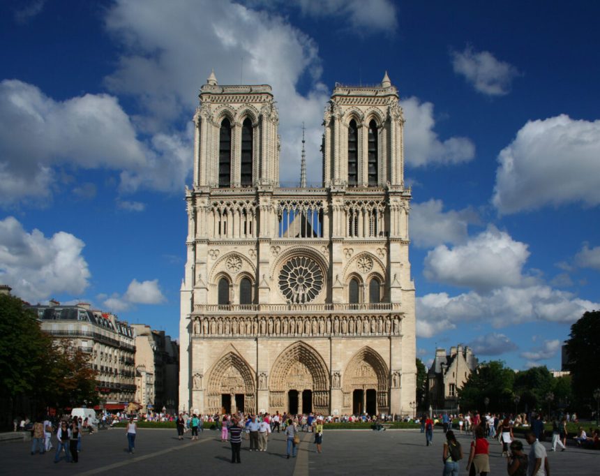 secole de istorie ascunsa descoperite la notre dame in paris ce dezvaluie vestigiile 6a1ec9f0ef74d