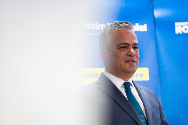 sunt insotitorul mijlocitorul aparitie surpriza la negocierile lui adrian vestea 6a311f3c7383e