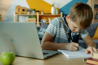 sute de mii de copii dintr o tara europeana ar putea fi instruiti de pedagogi cu inteligenta artificiala 6a2cf671a674f