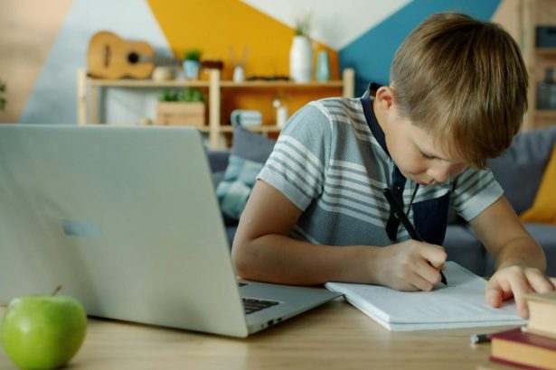 sute de mii de copii dintr o tara europeana ar putea fi instruiti de pedagogi cu inteligenta artificiala 6a2cf671a674f