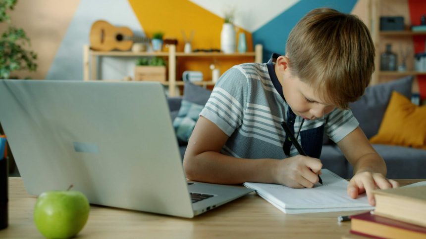 sute de mii de copii dintr o tara europeana ar putea fi instruiti de pedagogi cu inteligenta artificiala 6a2cf671a674f