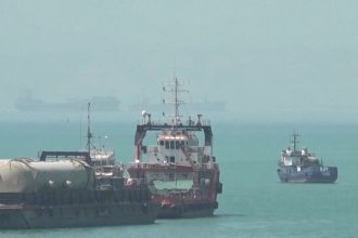 traficul prin stramtoarea ormuz incetineste din nou atacul asupra unei nave comerciale schimba calculele pietei petroliere 6a3e8559c9bf4