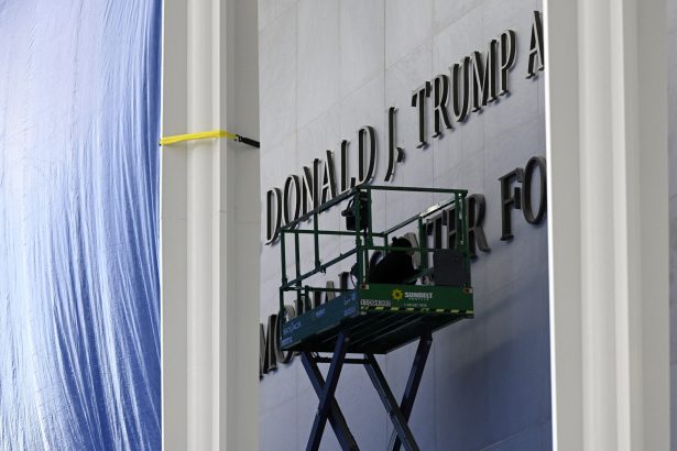 trump contesta in instanta ordinul de eliminare a numelui de pe cladirea kennedy center 6a2b60f629d9c