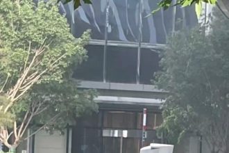 un avion a intrat in cel mai inalt zgarie nori din beijing resturile au cazut pe trotuar 6a3e78e08675b