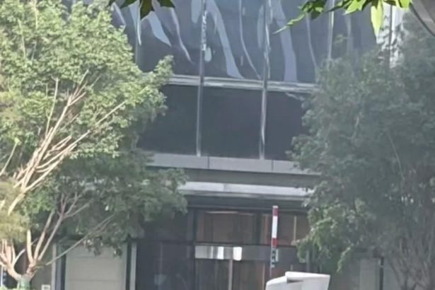 un avion a intrat in cel mai inalt zgarie nori din beijing resturile au cazut pe trotuar 6a3e78e08675b
