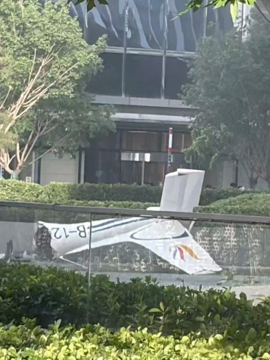 un avion a intrat in cel mai inalt zgarie nori din beijing resturile au cazut pe trotuar 6a3e78e08675b