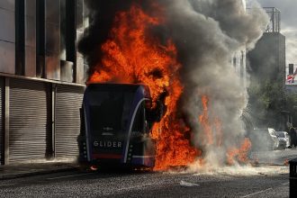 violente anti imigratie la belfast dupa un atac cu cutitul comis de un cetatean sudanez sute de manifestanti mascati au incendiat case si masini reactia ambasadei romaniei 6a293ee68333f