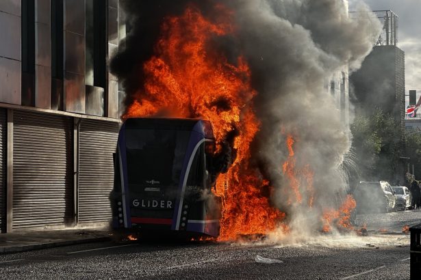 violente anti imigratie la belfast dupa un atac cu cutitul comis de un cetatean sudanez sute de manifestanti mascati au incendiat case si masini reactia ambasadei romaniei 6a293ee68333f