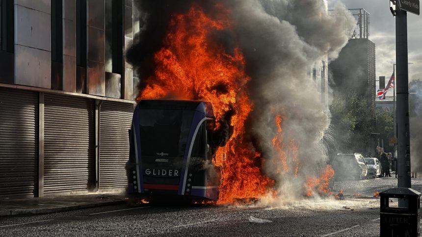 violente anti imigratie la belfast dupa un atac cu cutitul comis de un cetatean sudanez sute de manifestanti mascati au incendiat case si masini reactia ambasadei romaniei 6a293ee68333f
