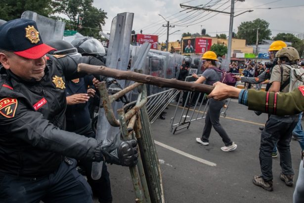 violente la debutul cupei mondiale 2026 din mexic protestatarii s au confruntat cu fortele de ordine langa estadio azteca 6a2baca674405