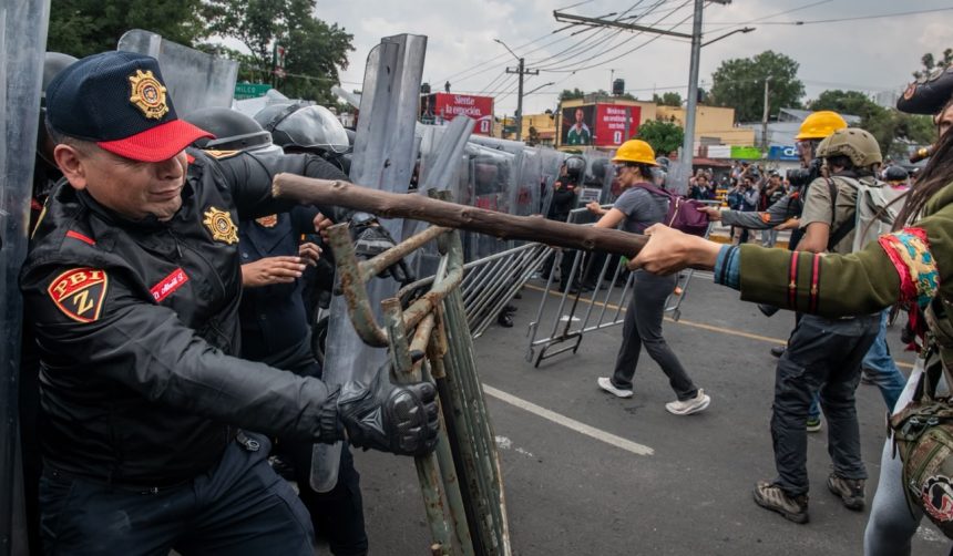 violente la debutul cupei mondiale 2026 din mexic protestatarii s au confruntat cu fortele de ordine langa estadio azteca 6a2baca674405