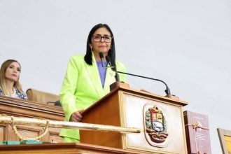 vizita tensionata in zonele lovite de cutremur delcy rodriguez intampinata cu huiduieli de supravietuitori 6a40caa88e77f