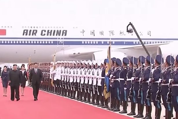 xi jinping a ajuns in coreea de nord imagini spectaculoase de la primirea organizata de kim jong un 6a266edc0a742