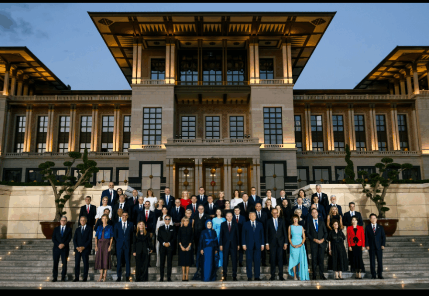 Liderii statelor membre NATO la Summitul NATO de la Ankara, înaintea reuniunii Consiliului Nord-Atlantic.