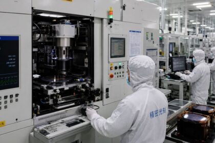 Echipament de litografie DUV utilizat într-o fabrică de semiconductori din China, simbol al competiției tehnologice cu Occidentul