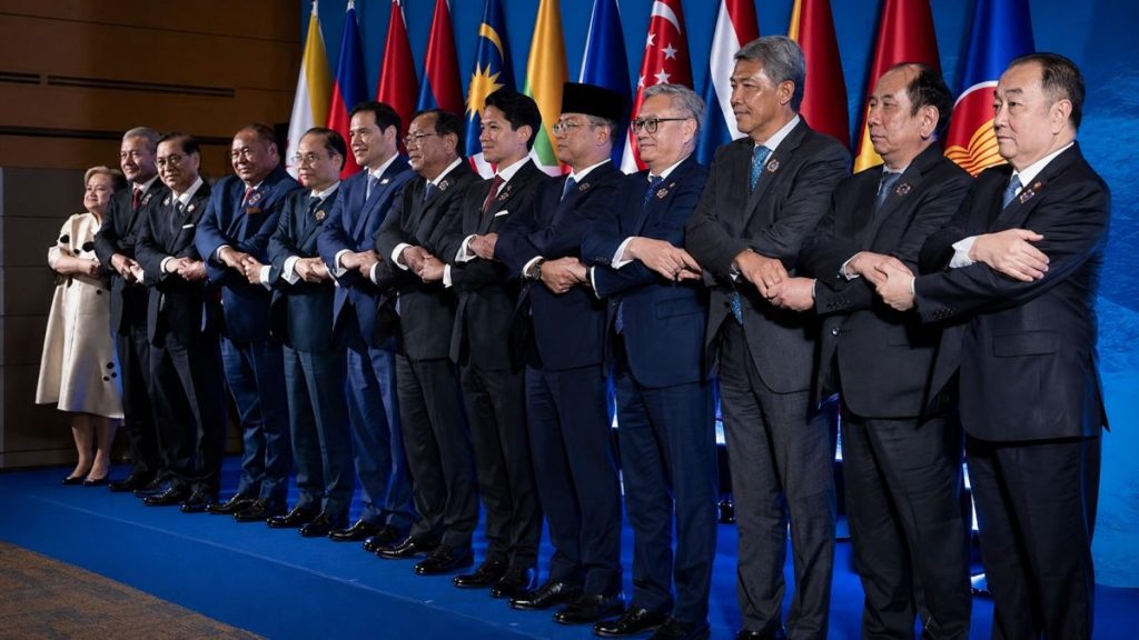 Marco Rubio at the ASEAN Regional Forum in Manila, amid the Hormuz–Bab el-Mandeb crisis