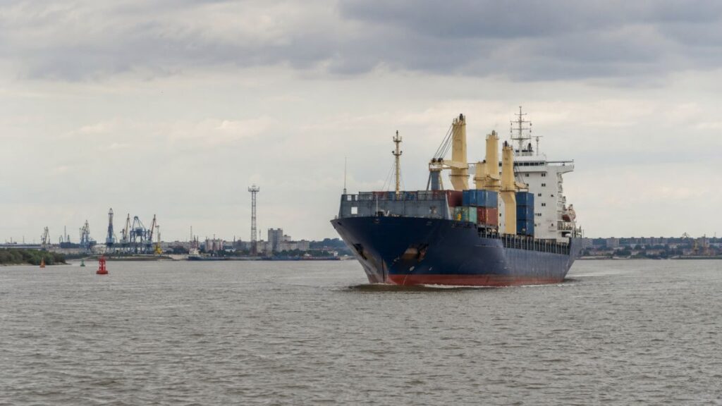 Navă comercială în Marea Caspică, în apropierea portului Astrahan, pe ruta logistică dintre Iran și Rusia