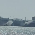 Nave pentru stocarea și regazificarea gazelor naturale lichefiate în portul egiptean Damietta, după incidentul atribuit preliminar unui atac cu dronă