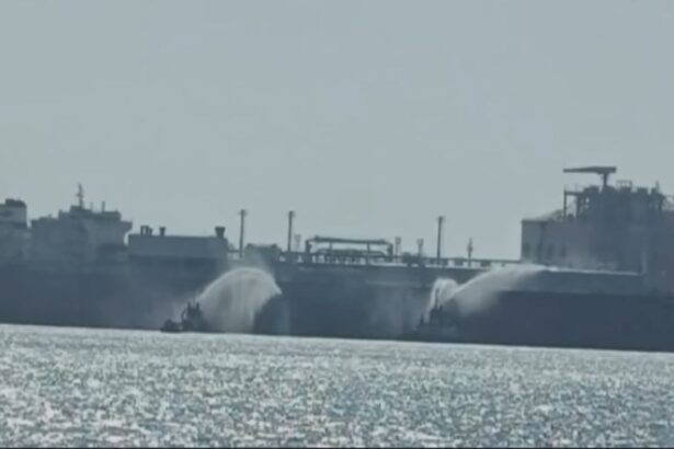 Nave pentru stocarea și regazificarea gazelor naturale lichefiate în portul egiptean Damietta, după incidentul atribuit preliminar unui atac cu dronă