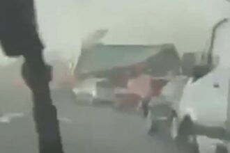 camioane rasturnate de furtuna in franta imagini apocaliptice de pe o autostrada 6a59ee9716bfb
