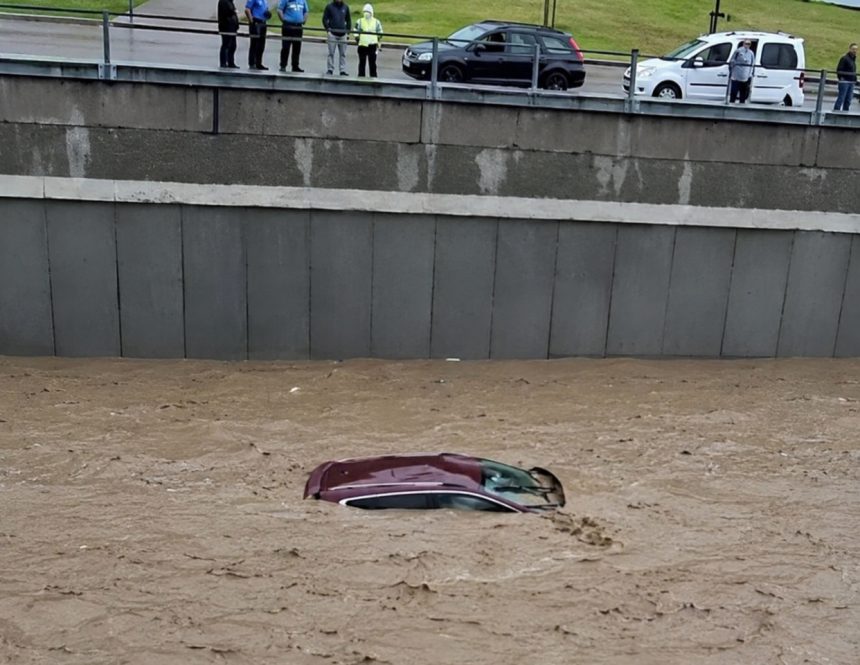 capitala turciei sub ape dupa o furtuna puternica strazile au fost inundate iar traficul a fost dat peste cap 6a64f351be0c5