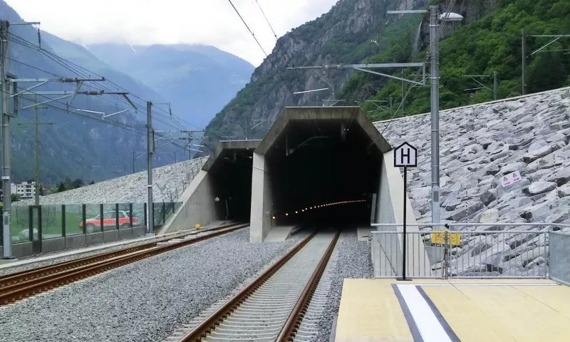cel mai lung si cel mai adanc tunel feroviar din lume leaga nordul si sudul europei trenurile circula cu 200 km h 6a4d08a1c6c49