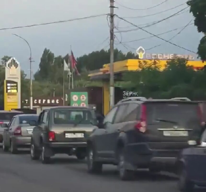 criza carburantilor din rusia ia amploare profesori trimisi sa supravegheze cozile de la benzinarii 6a54694e5440e