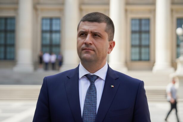 edited radu miruta lanseaza un formular pentru sesizarile calatorilor privind conditiile din trenurile administrate de cfr 6a4b5c8bcd0ba