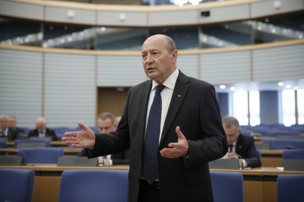 edited traian basescu ii cere lui nicusor dan sa intervina in criza energetica ne jucam cu un reactor nuclear 6a6ceded9689b