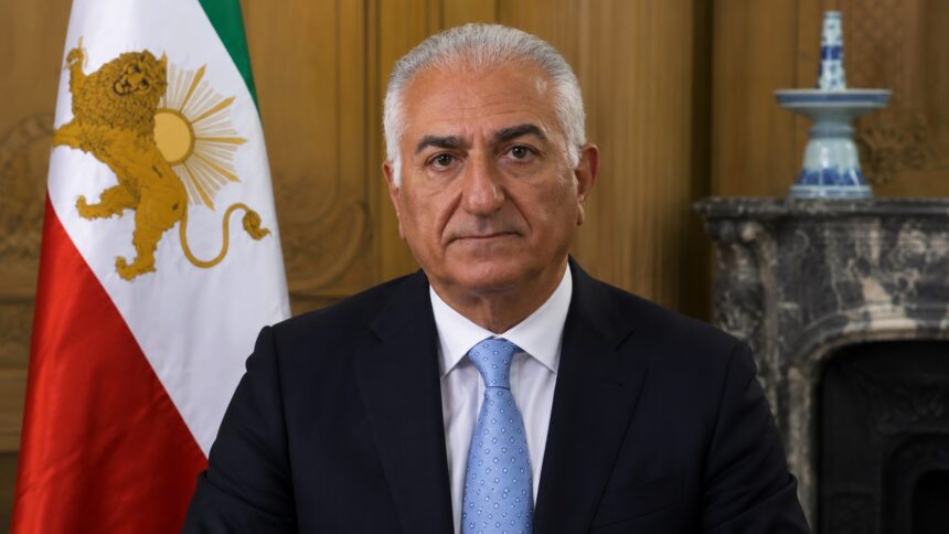 fiul ultimului sah promite un viitor democratic pentru iran controversele si lipsa sprijinului extern ii complica misiunea 6a68b67068959
