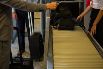 haos pe aeroporturile europene din cauza noului sistem de intrare iesire companiile aviatice inregistreaza intarzieri de cinci ore 6a4b33df8ca56