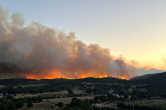 incendiu major de vegetatie in muntii pirinei flacarile ar putea afecta desfasurarea turului frantei etapa de luni din turul frantei va fi adaptata si fara spectatori 6a4a8c423ec72