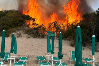 incendiu puternic in italia peste 400 de persoane au fost evacuate pe mare din puglia 6a6670272a24d