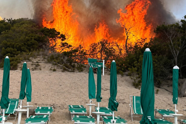 incendiu puternic in italia peste 400 de persoane au fost evacuate pe mare din puglia 6a6670272a24d