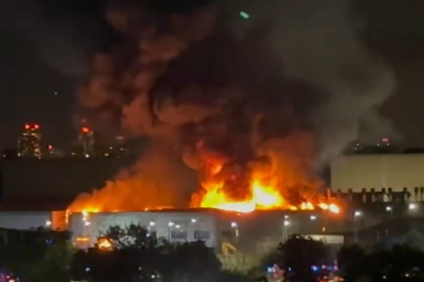 incendiu urias la un service cunoscut din londra 100 de pompieri au fost mobilizati 6a4764d61e522