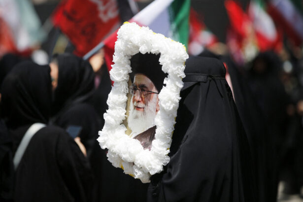 iran fiii lui ali khamenei plang in fata sicriului tatalui lor mojtaba este inca absent 6a4a760115900