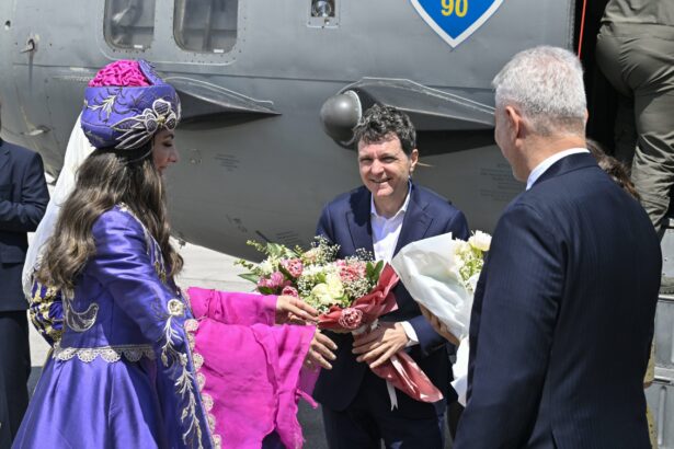 nicusor dan a ajuns la summitul nato de la ankara la bordul unui spartan presedintele romaniei alaturi de mirabela gradinaru intampinati de ministrul comertului din turcia 6a4d05189c8c7