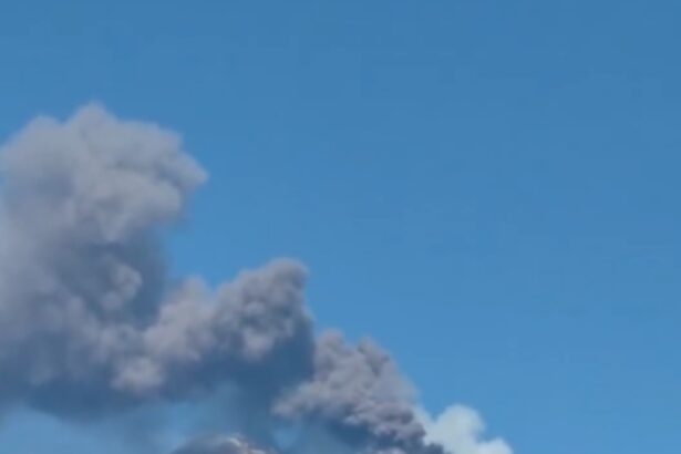 nor de cenusa deasupra siciliei aeroportul din catania suspenda zborurile 6a4a6f2ca804a