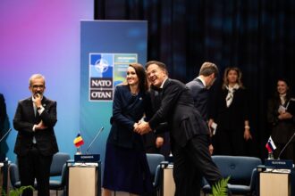 oana toiu la summitul nato de la ankara s a fotografiat alaturi de mark rutte mesaj de sustinere pentru rolul romaniei in alianta 6a4d018e9aefc