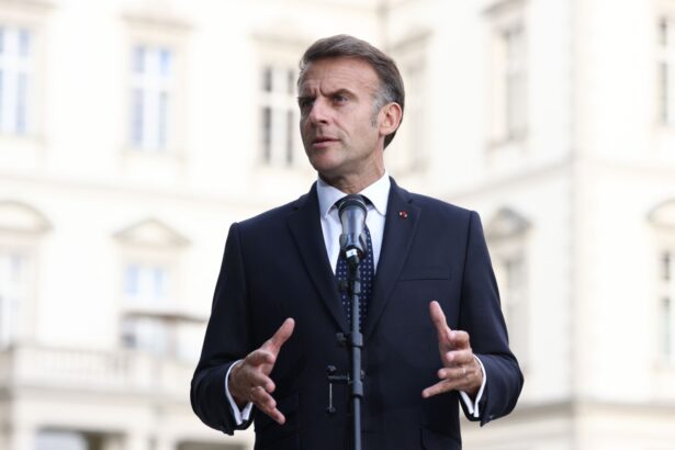 pompierii romani felicitati de emmanuel macron pentru interventia in incendiile din franta 6a6511b694bf6