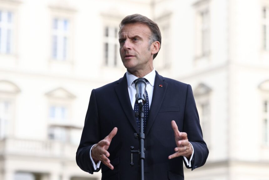 pompierii romani felicitati de emmanuel macron pentru interventia in incendiile din franta 6a6511b694bf6