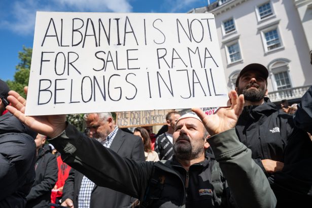 protestele din albania au escaladat politia a folosit gaze lacrimogene si spray cu piper impotriva manifestantilor 6a4686335c5d8