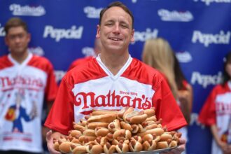 traditii bizare de 4 iulie cum a ajuns mancatul de hot dog un concurs national urmarit de milioane de americani 6a48d9916acdd