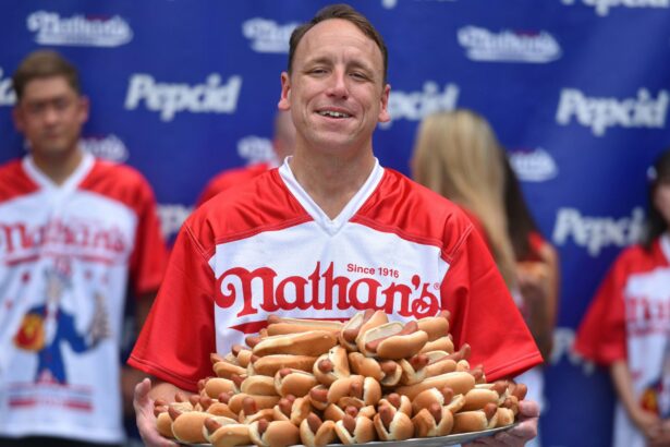 traditii bizare de 4 iulie cum a ajuns mancatul de hot dog un concurs national urmarit de milioane de americani 6a48d9916acdd