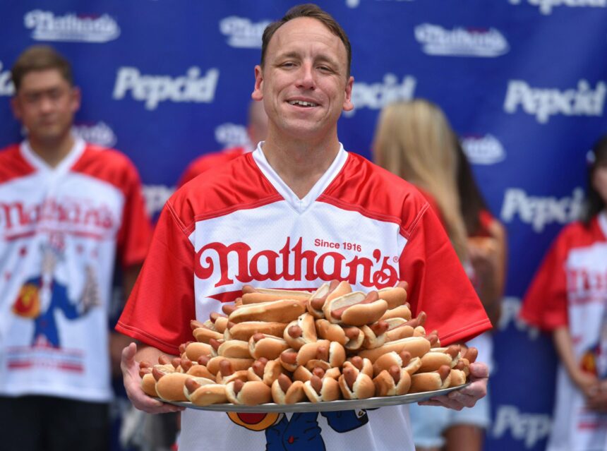 traditii bizare de 4 iulie cum a ajuns mancatul de hot dog un concurs national urmarit de milioane de americani 6a48d9916acdd