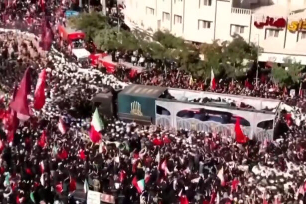 ultimul drum al lui ali khamenei marcat de furie ce scria pe bannerul purtat de multime 6a4fbf0ec7c36