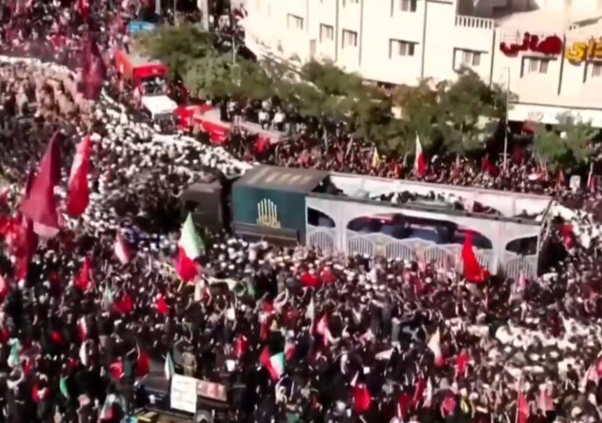 ultimul drum al lui ali khamenei marcat de furie ce scria pe bannerul purtat de multime 6a4fbf0ec7c36