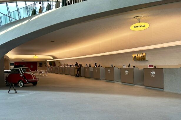 un fost terminal de aeroport a devenit unul dintre cele mai bune hoteluri din lume are dotari unice 6a49fc20cd5a7