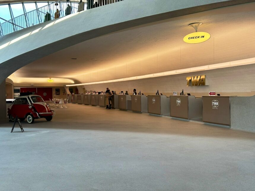 un fost terminal de aeroport a devenit unul dintre cele mai bune hoteluri din lume are dotari unice 6a49fc20cd5a7