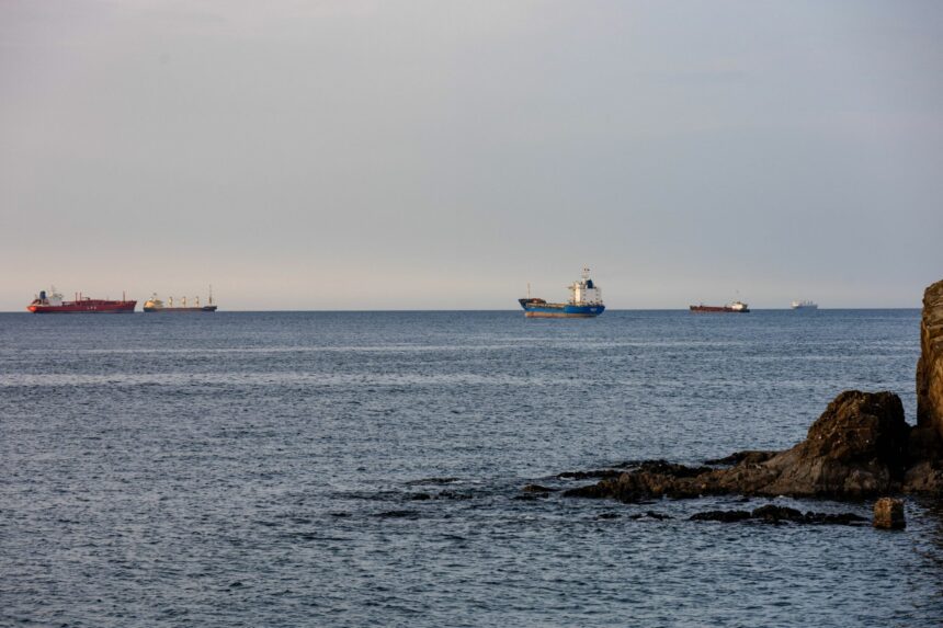 un petrolier a fost lovit de un proiectil neidentificat in zona stramtorii ormuz 6a4c4f6ea3ad4